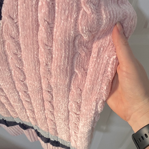 Long knit pink V neck sweater. - Picture 5 of 7